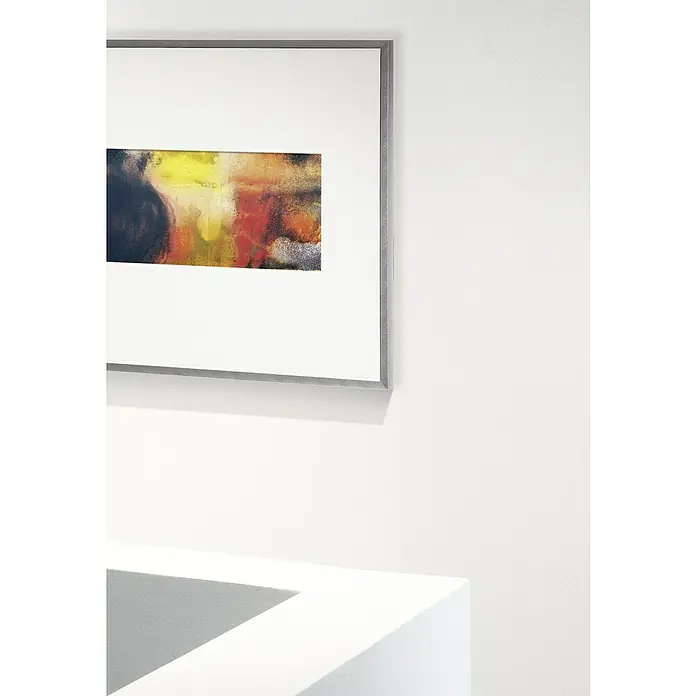 Nielsen Alurahmen C2 - 60 x 80 cm, Schwarz - Gerahmtes abstraktes Kunstwerk mit Farbverläufen von Gelb zu Rot, das an einer weißen Wand hängt und so ein modernes Ambiente schafft.