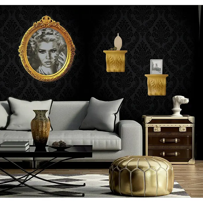 Dekoelement Melina - 19,5 x 20 cm, Expandiertes Polystyrol (EPS), Weiß - Elegantes Wohnzimmer mit grauem Sofa, schwarzem Tisch und goldenem Pouf, akzentuiert durch eine goldene Marilyn Monroe Wanddekoration.