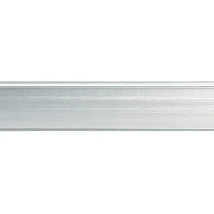 Nielsen Alurahmen Pixel - 24 x 30 cm, Mattsilber - Nahaufnahme einer glänzend silbernen Metallschiene mit einer dezenten horizontalen Textur auf einem neutralen Hintergrund.