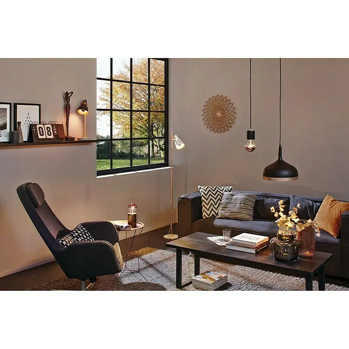 Paulmann Neordic Tischleuchte Orm - 20 W, Grau, Kupfer, E27 - Ein stilvolles Wohnzimmer mit einem grauen Sofa, einem dunklen Couchtisch und dekorativer Beleuchtung, die eine warme Atmosphäre schafft.