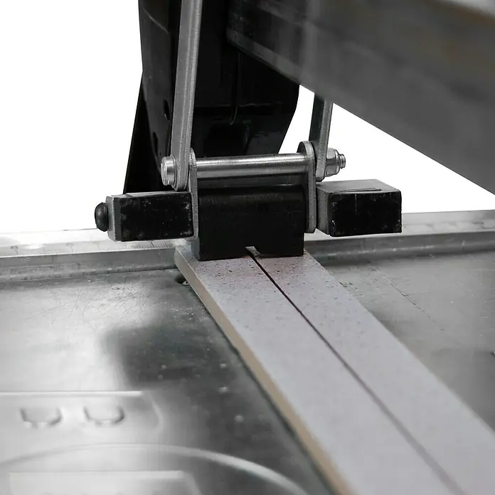 Berg Handfliesenschneider BTC 640 - Max. Schnittlänge: 640 mm, Max. Fliesenstärke: 20 mm - Detailaufnahme einer Fliesenschneidemaschine, die präzise Schnitte in Fliesen ermöglicht. Ideal für professionelle und DIY-Fliesenprojekte.
