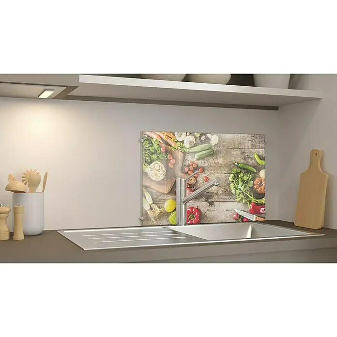 CUCINE Küchenrückwand - Garden Vegetables, 60 x 40 cm, Stärke: 6 mm, Einscheibensicherheitsglas (ESG) - Küchenrückwand mit einem Gemüse-Design. Das Paneel ist hinter einer Spüle montiert und zeigt eine Auswahl an frischem Gemüse.