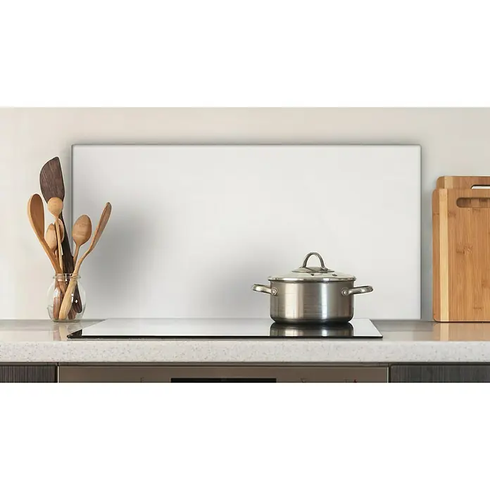 CUCINE Küchenrückwand - Satiniert, 80 x 40 cm, Stärke: 6 mm, Einscheibensicherheitsglas (ESG) - Kochtopf auf einem Induktionskochfeld mit Küchenutensilien und Schneidebrettern im Hintergrund.