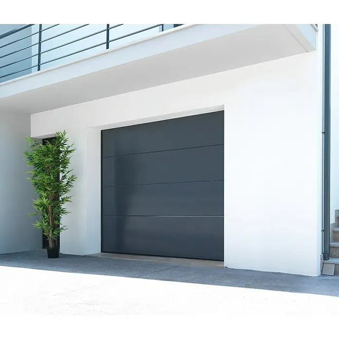 Solid Elements Garagentor Solid Pro - B x H: 2.750 x 2.125 mm, Anthrazitgrau, Glatt - Modernes Garagentor in Anthrazit mit horizontalen Linien in einer hellen Garage. Passt perfekt zu moderner Architektur.
