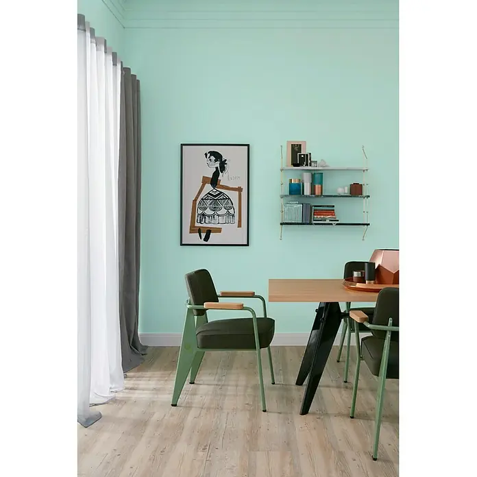 SCHÖNER WOHNEN-Farbe Wandfarbe Trendfarbe - Macaron, Matt, 2,5 l, Konservierungsmittelfrei - Ein Esszimmer mit mintgrünen Wänden, einem Holztisch und grünen Stühlen. Ein gerahmtes Bild und ein Regal zieren die Wand.