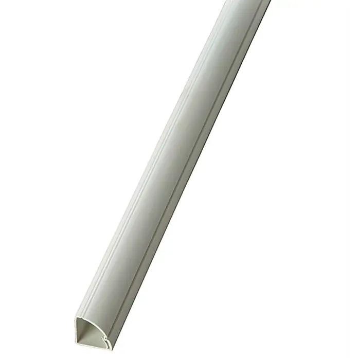 D-Line Kabelkanal Viertelrund - 1 m, 22 x 22 mm, Weiß - Eine Nahaufnahme einer weißen Kabelschutzleiste, die in einem Winkel auf einer schwarzen Oberfläche liegt. Die Leiste hat eine abgerundete Form.