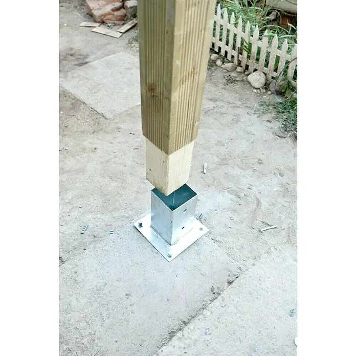 Faura Base para poste - Plateado, Apto para: Trabajar en el jardín - La base metálica del poste está asegurada con tornillos a una base de hormigón y soporta un poste de madera.