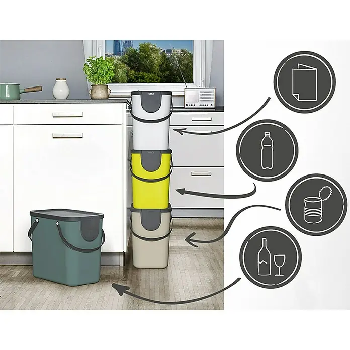 Rotho Albula Mülltrennsystem - 25 l, Kunststoff, Mistletoe Grün - Ein Set von Mülleimern zur Mülltrennung in verschiedenen Farben und Größen, die in einer Küche stehen, mit Symbolen für die Art der Abfälle.