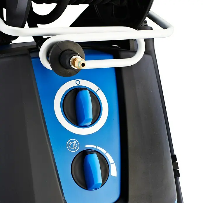 Nilfisk Hochdruckreiniger Premium 180-10 - 2.900 W, Max. Druck: 180 bar, Fördermenge: 610 l/h - Nahaufnahme eines blauen Hochdruckreinigers mit zwei blauen Drehknöpfen und einem weißen Griff.