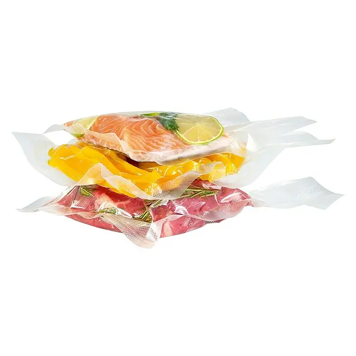 Severin Vakuum-Beutel ZB 3613 - L x B: 14,5 x 16 cm - Ein Stapel vakuumverpackter Lebensmittel, darunter Fisch, Paprika und Fleisch, die für eine längere Haltbarkeit vorbereitet sind.