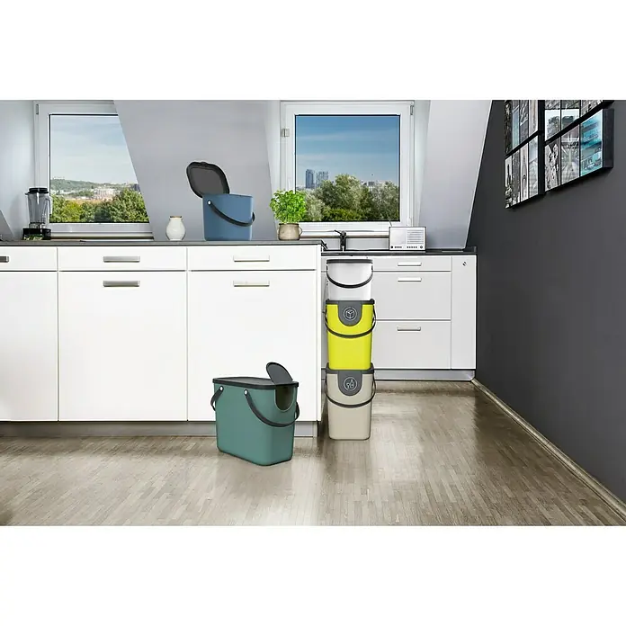 Rotho Albula Mülltrennsystem - 6 l, Kunststoff, Weiß - Mehrfarbige Bokashi-Eimer in einer hellen Küche, ideal für die Kompostierung von Küchenabfällen. Praktisches und nachhaltiges Küchenzubehör.