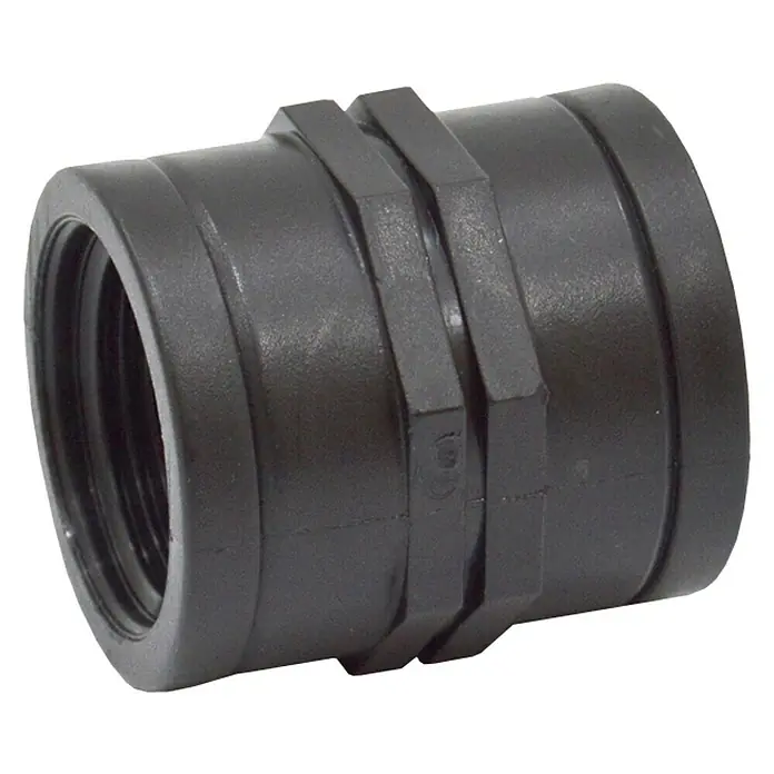 Manguito H-H - ¾″, Plástico - Primer plano de un accesorio de tubería de PVC negro que muestra un diseño cilíndrico con una interfaz roscada interna.