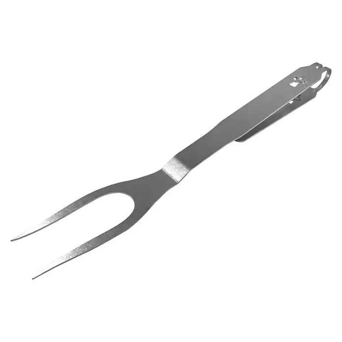 Remundi Grillbesteck - Länge: 40 cm - Nahaufnahme einer Fleischgabel aus Edelstahl mit zwei Zinken und einem Griff mit dekorativen Aussparungen auf schwarzem Hintergrund.