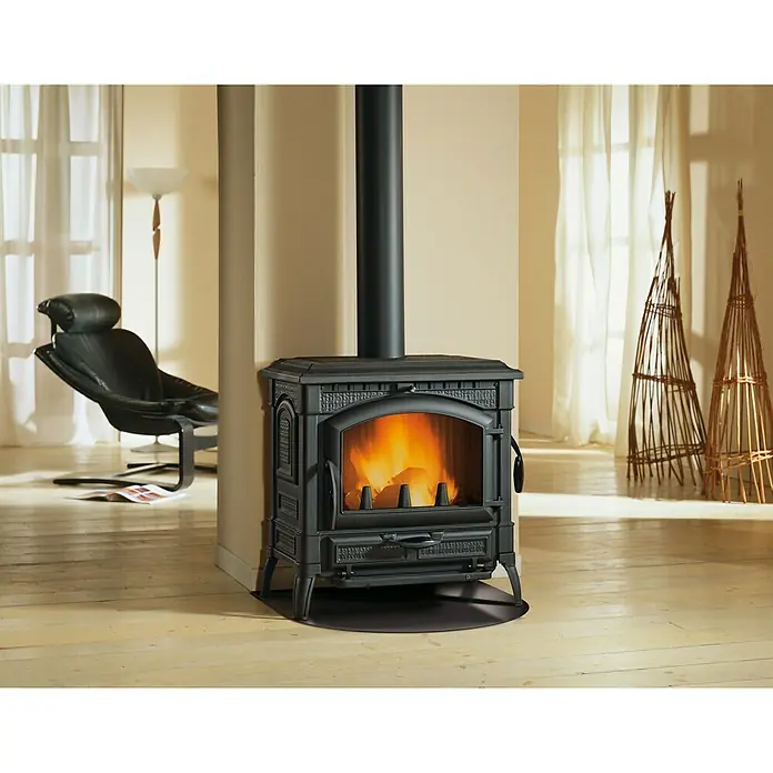 La Nordica Kaminofen Isotta Evo - 14,5 kW, Ohne Kochplatte, Raumheizvermögen: 338 m³, Material Verkleidung: Stahl, Schwarz - Gemütliches Ambiente mit einem klassischen Kaminofen. Das Feuer spendet Wärme und sorgt für eine behagliche Atmosphäre im Raum.