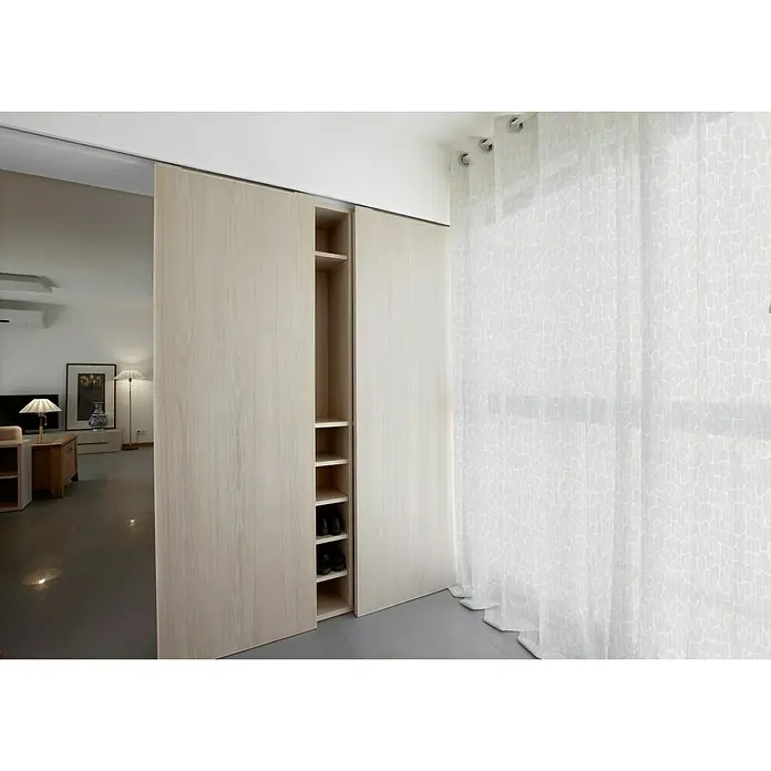 Visillo para ventana Jet Lag - 140 x 270 cm, 100% poliéster fil coupé, Blanco - Armario moderno de puerta corredera con estanterías integradas, que combina funcionalidad y diseño minimalista en tonos de madera clara.