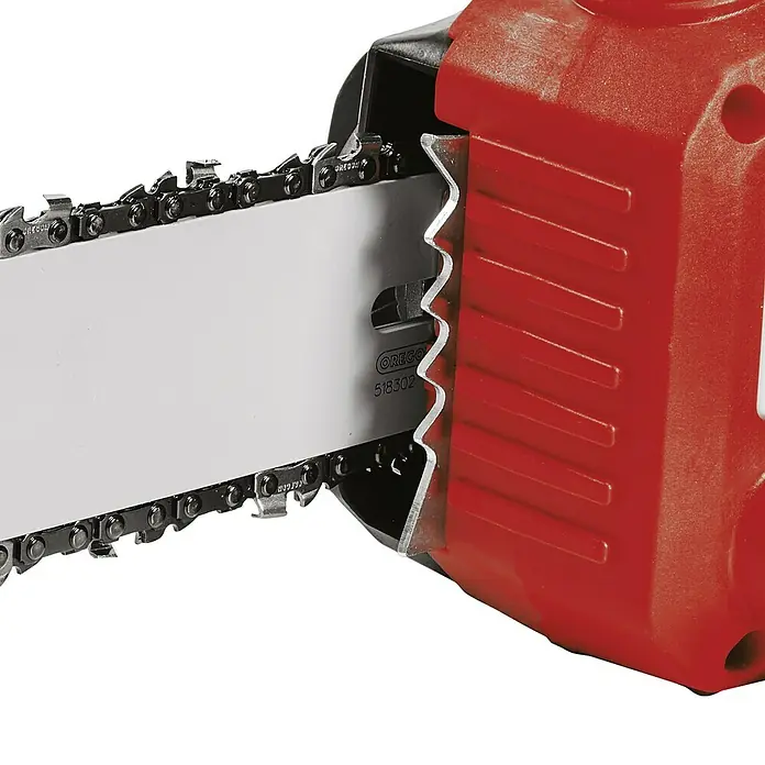 Einhell PXC 18V Motosierra de batería GE-LC 36/35 + Batería y cargador PXC-Starter kit - 36 V, 4 Ah, 2 baterías, Longitud de la cuchilla: 35 cm - Primer plano de una mini motosierra con carcasa roja y una cadena plateada brillante con la marca OREGON.