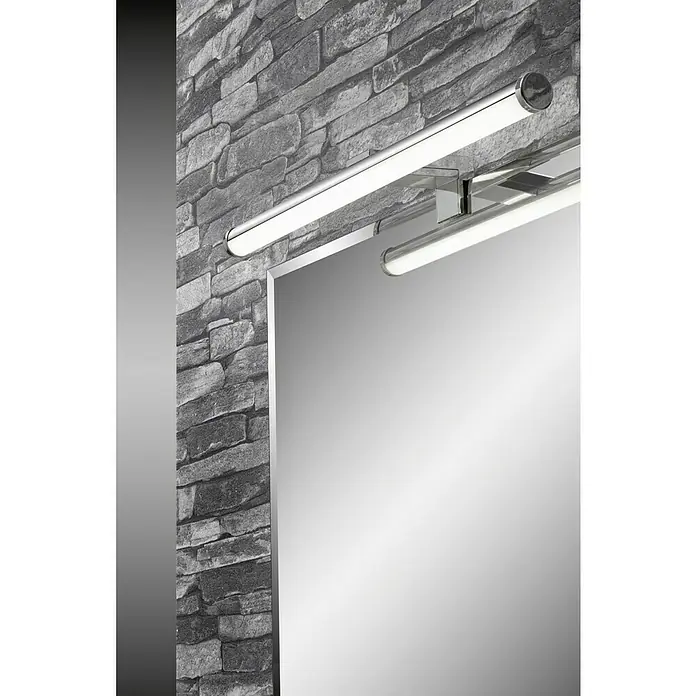 Briloner Aplique LED para espejo - L x An x Al: 40 x 9 x 4 cm, IP44 - Primer plano de una luz de espejo LED con acabado cromado montada sobre un espejo de baño en una pared de piedra gris.