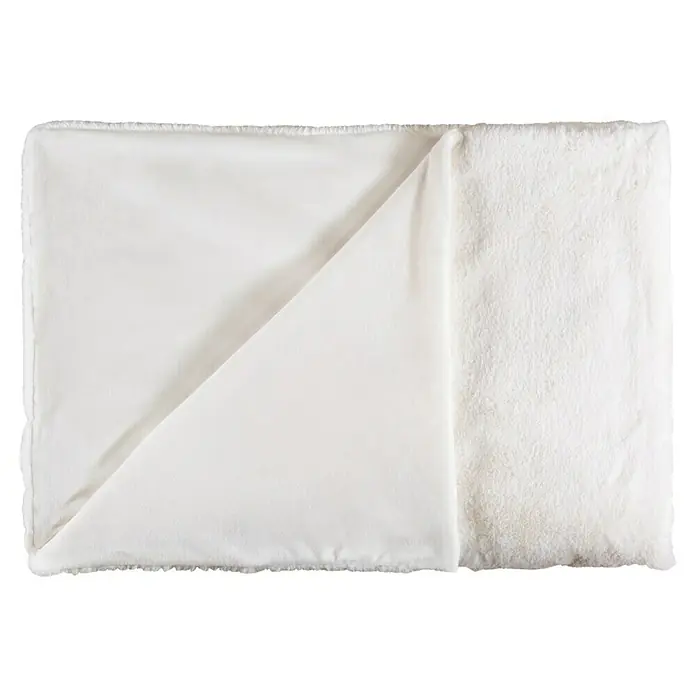 Decke Happy - Elfenbein, 200 x 150 cm, 100 % Polyester - Weiche, weiße Kuscheldecke, teilweise gefaltet, um die glatte Unterseite zu zeigen. Ideal für gemütliche Stunden zu Hause!
