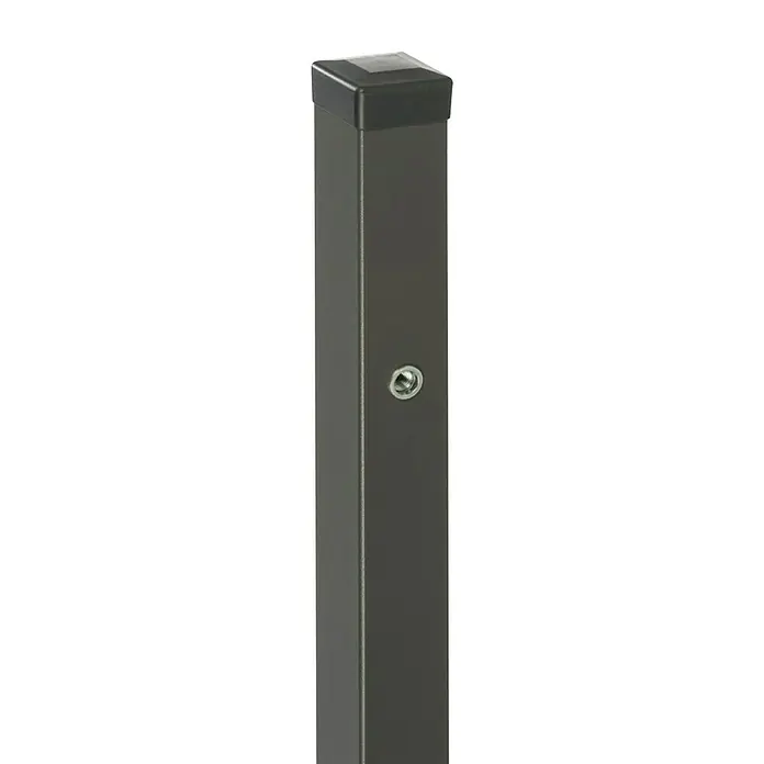 Polbram Zaunpfosten - L x B x H: 7 x 7 x 180 cm, Anthrazit, Stahl, Mit Nietkappe - Nahaufnahme einer grauen Vierkantrohrsäule mit einer quadratischen Endkappe und einer Schraube. Das Produkt ist vor einem schwarzen Hintergrund platziert.