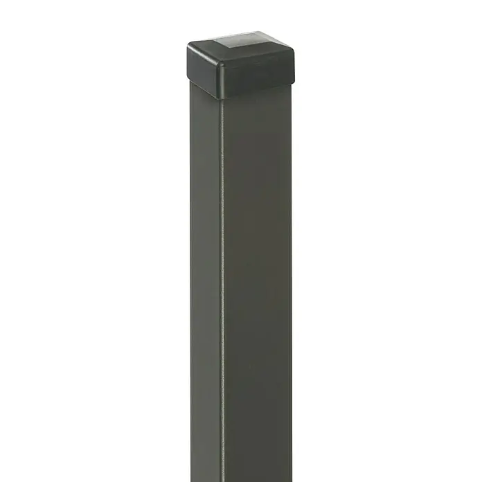 Polbram Zaunpfosten - L x B x H: 5 x 5 x 180 cm, Anthrazit, Stahl, Glatt - Nahaufnahme eines grauen Zaunpfostens mit einer schwarzen Kappe darauf. Der Pfosten ist rechteckig und steht auf einem schwarzen Hintergrund.