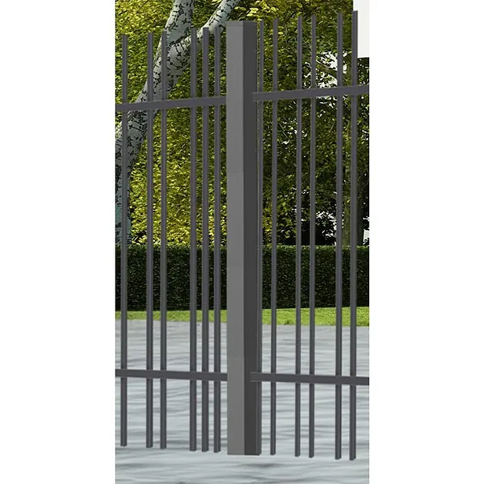 Polbram Zaunpfosten - L x B x H: 5 x 5 x 180 cm, Anthrazit, Stahl, Glatt - Eine Nahaufnahme eines grauen Metallzauns mit vertikalen Stäben vor einer grünen Hecke und Bäumen, der Stabilität und Sicherheit bietet.