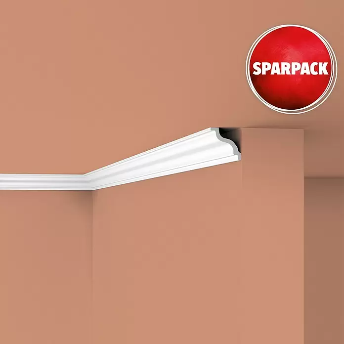 Nmc Decoflair Zierprofil Deckenleiste D9 - 6 Stk., 2 m x 70 mm x 70 mm, Extrudiertes Polystyrol (XPS) - Weißes Zierprofil an einer pfirsichfarbenen Wand-Decken-Ecke für dekorativen Übergang, mit rotem 'SPARPACK'-Label oben rechts.