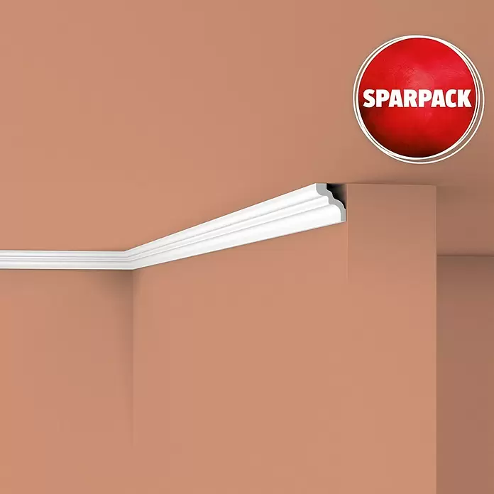 Nmc Decoflair Zierprofil Deckenleiste D13 - 6 Stk., 200 cm x 42 mm x 49 mm, Extrudiertes Polystyrol (XPS) - Weißes Deckenprofil an der Decken-Wand-Ecke eines pfirsichfarbenen Raumes installiert.