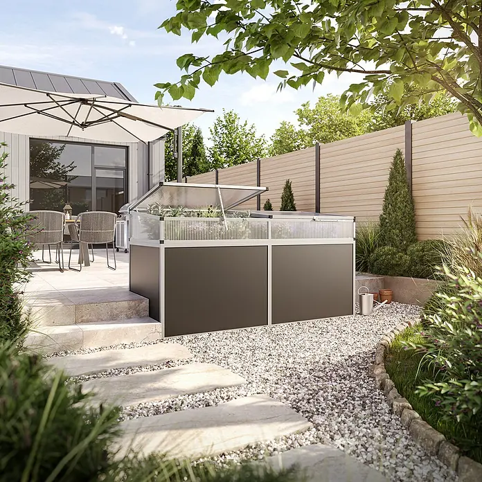 KGT Hochbeet Aluminium - 205 x 91 x 77 cm, Aluminium, Anthrazit/Weiß - Ein geräumiger, hochbeetartiger Pflanzkasten mit transparenten Abdeckungen steht in einem gepflegten Garten, ideal für den Anbau von Gemüse.