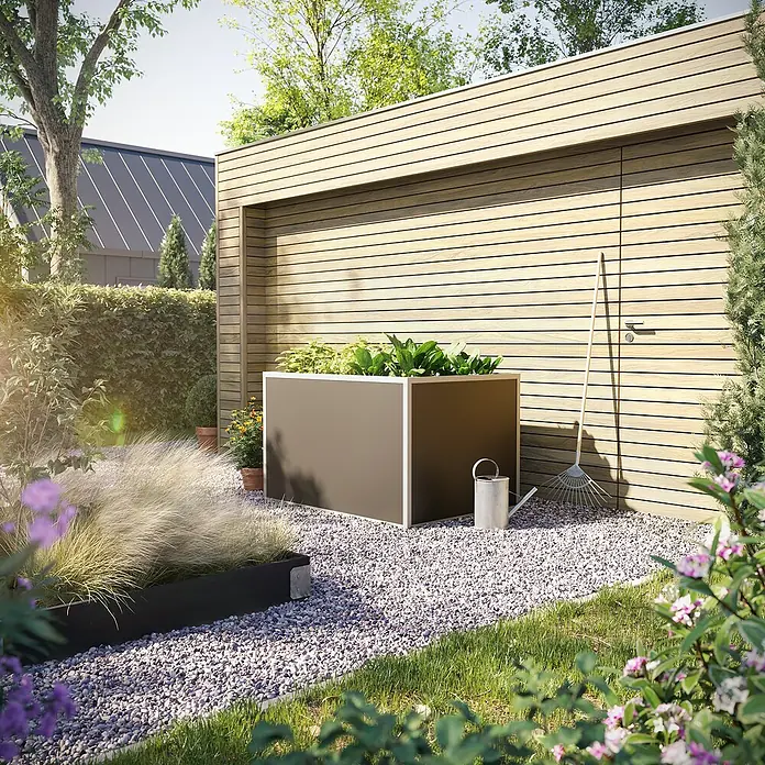 KGT Hochbeet 130 - 121 x 91 x 77 cm, Aluminium, Anthrazit/Weiß - Der Fokus liegt auf dem grauen Hochbeet im Garten, umgeben von Grünpflanzen und einer Holzgarage.