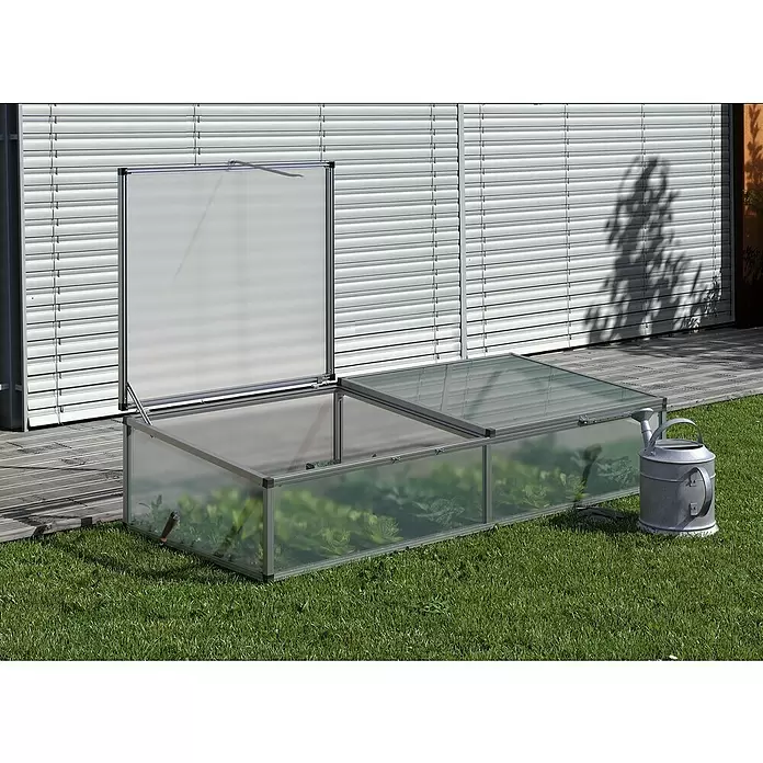 KGT Frühbeet 210 - 205 x 91 x 46 cm, Kunststoff, Silber - Silbernes Aluminium-Frühbeet mit transluzenten Paneelen, ein Deckel offen, zeigt Pflanzen.