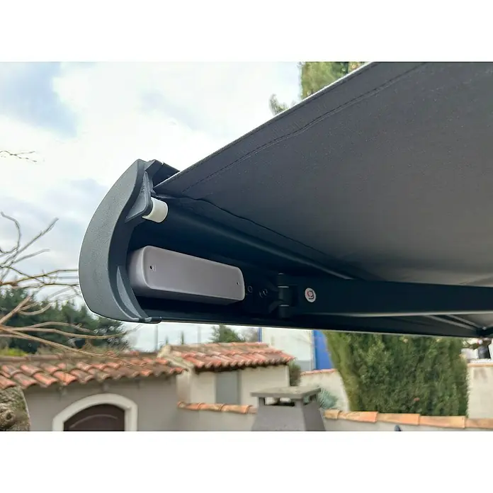 Windsensor ALT-ET-WS - 147 x 39 x 25 mm, Passend für: Sunfun Vollkassettenmarkisen Elba - Nahaufnahme einer stilvollen Markise mit grauer Stoffbespannung und elegantem Design für optimalen Sonnenschutz und Komfort im Außenbereich.