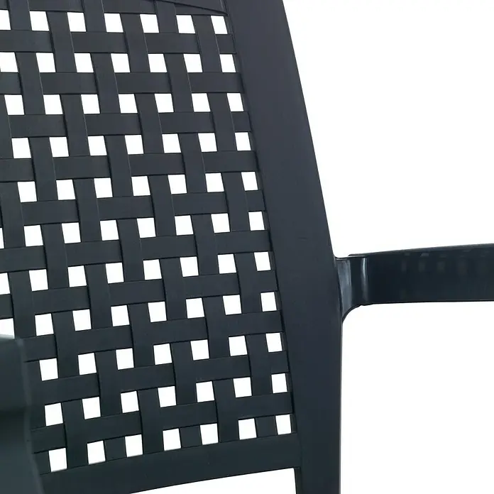 Silla de jardín Atlantic - 59 x 60 x 87 cm, Antracita, Polipropileno, Apilable - Vista detallada de una silla negra con asiento tejido y reposabrazos sobre un fondo negro.