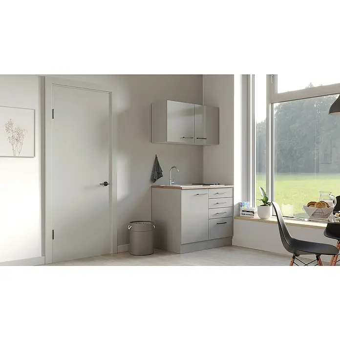Flex-Well Lund Miniküche - Breite: 100 cm, Lichtgrau, Mit Elektrogeräten - Einbauküche mit Arbeitsplatte aus Holz, Spüle, Hängeschränken und grauen Fronten mit minimalistischen Griffen, neben einem Fenster und einer Tür.