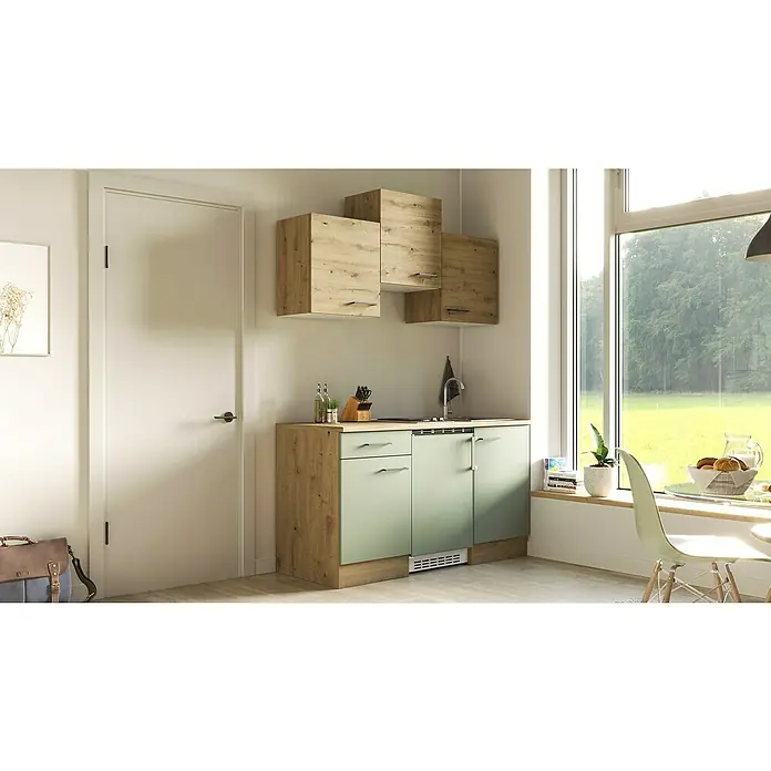 Flex-Well Cara Singleküche - Breite: 150 cm, Grün/Eiche, Anti-Finger-Print Oberfläche, Mit Elektrogeräten - Diese Aufnahme zeigt eine Küchenzeile mit hängenden Holzschränken und einer Arbeitsplatte. Die Küche ist mit Geräten und Zubehör ausgestattet.