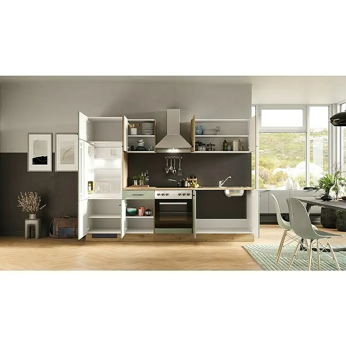 Flex-Well Cara Küchenzeile - Breite: 270 cm, Höhe: 200 cm, Schilfgrün Antifingerprint / Artisan Eiche, Mit Elektrogeräten - Helle Küche mit offenen Schränken, Kühlschrank, Dunstabzugshaube und Esstisch neben dem Fenster.