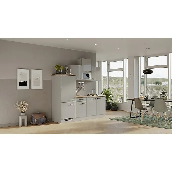 Flex-Well Lund Singleküche mit Mikrowelle - Breite: 210 cm, Lichtgrau, Mit Elektrogeräten - Eine moderne, hellgraue Küche mit Holzarbeitsplatte und passendem Esstisch in einem hellen Raum mit grossen Fenstern.