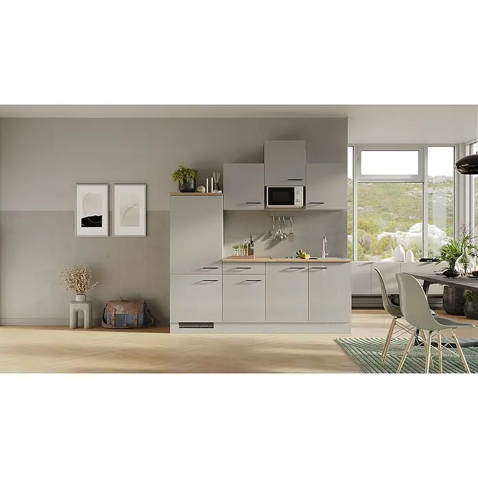 Flex-Well Lund Singleküche mit Mikrowelle - Breite: 210 cm, Lichtgrau, Mit Elektrogeräten - Moderne graue Küche mit Mikrowelle und Holzoberfläche. Essbereich mit Stühlen und Teppich im hellen Raum mit Fenstern.