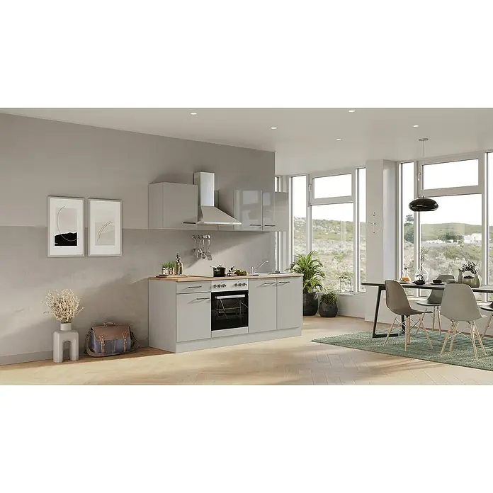 Flex-Well Lund Singleküche Typ 2 - Breite: 210 cm, Lichtgrau, Mit Elektrogeräten - Helle Küche mit grauen Schränken, Holzplatte und Esstisch mit Stühlen am Fenster für eine moderne und einladende Atmosphäre.