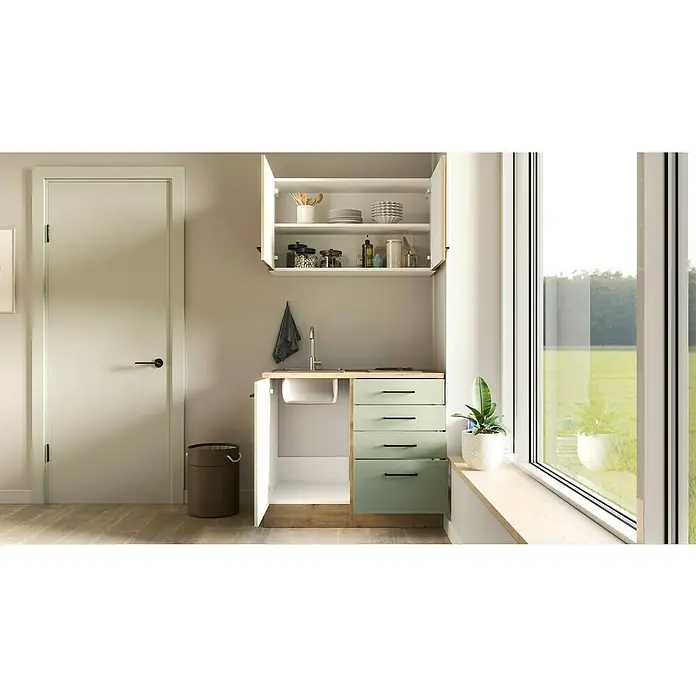 Flex-Well Cara Miniküche - Breite: 100 cm, Grün/Eiche, Anti-Finger-Print Oberfläche - Bild eines kleinen Waschküchenbereichs mit Schrank und Arbeitsplatte, offenem Unterschrank mit Spüle und vier Schubladen in einem hellen Raum.