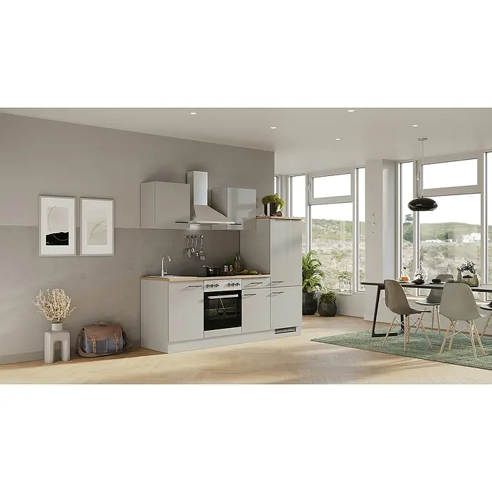 Flex-Well Lund Küchenzeile - Breite: 220 cm, Höhe: 200 cm, Lichtgrau, Mit Elektrogeräten - Moderne Küchenzeile mit hellgrauen Schränken, Arbeitsplatte in Holzoptik und Blick auf den Essbereich mit Fenster und Esstisch.