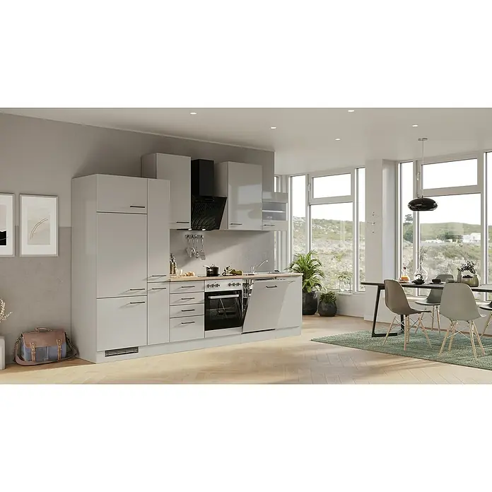 Flex-Well Lund Küchenzeile - Breite: 310 cm, Höhe: 234 cm, Lichtgrau, Mit Elektrogeräten, Edelstahlspüle - Moderne Küche in hellen Farben mit Elektrogeräten und Essbereich mit Tisch und Stühlen, kombiniert mit Holzboden und Natur.