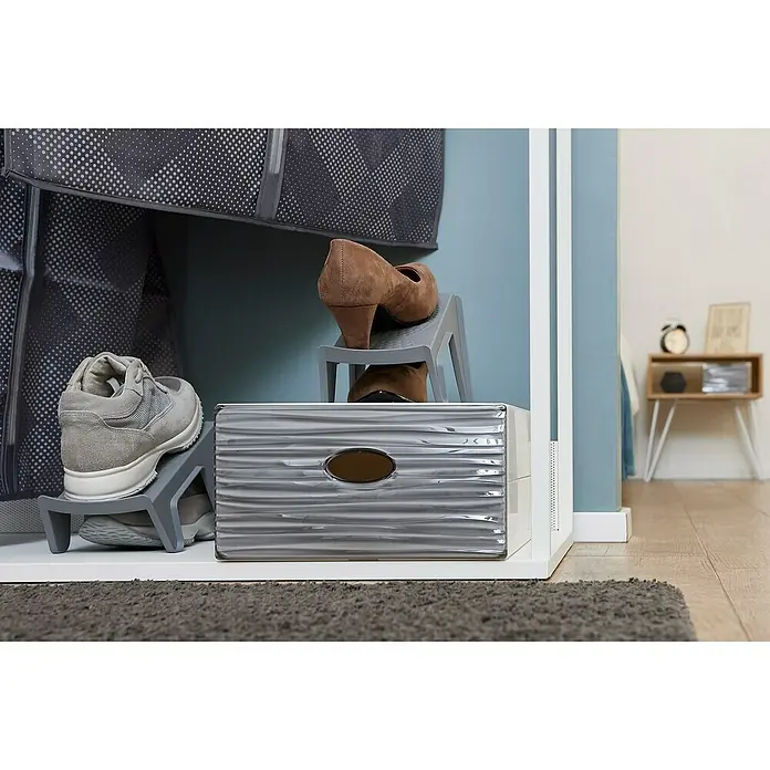 Schubladenbox QBox Wave Large - L x B x H: 40 x 28 x 15 cm, Grau, Anzahl Schubladen: 1 Stk. - Schuhablage mit grauen Schuhen und braunen High Heels, aufbewahrt in einem Regal mit Aufbewahrungsboxen.