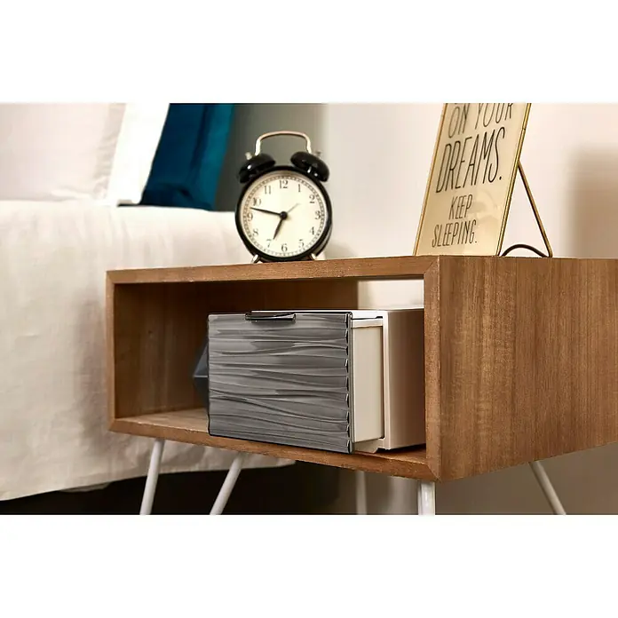 Schubladenbox QBox Wave Mini - L x B x H: 21 x 15,5 x 10,5 cm, Grau, Anzahl Schubladen: 1 Stk. - Moderner Nachttisch mit Holzoberfläche, weißen Metallbeinen, einer Schublade und Deko-Elementen wie Uhr und Spruchtafel.