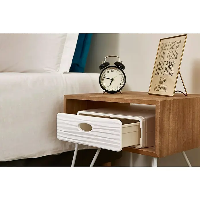 Schubladenbox QBox Wave Slim - L x B x H: 40 x 28 x 9 cm, Weiß, Anzahl Schubladen: 1 Stk. - Nahaufnahme eines Nachttisches mit Schublade, einer Uhr und einem Schild mit der Aufschrift "Gib deine Träume nicht auf".