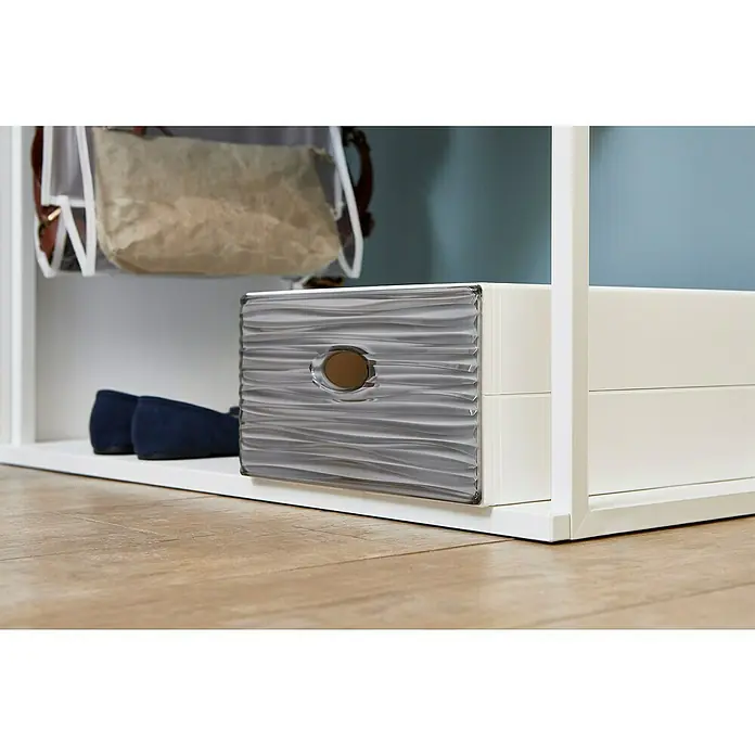 Schubladenbox QBox Wave Large - L x B x H: 40 x 28 x 15 cm, Grau, Anzahl Schubladen: 1 Stk. - Nahaufnahme einer weißen Kommode mit einer Schublade mit gewellter Front und Schuhen.
