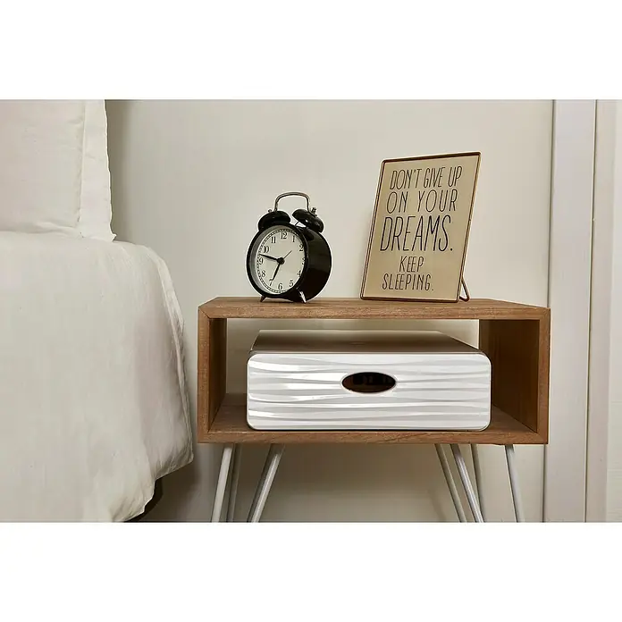 Schubladenbox QBox Wave Slim - L x B x H: 40 x 28 x 9 cm, Weiß, Anzahl Schubladen: 1 Stk. - Ein Nachttisch aus Holz mit einer schwarzen Uhr, einer Dekorationstafel und einer weißen Box mit Griff, neben einem weißen Bett.