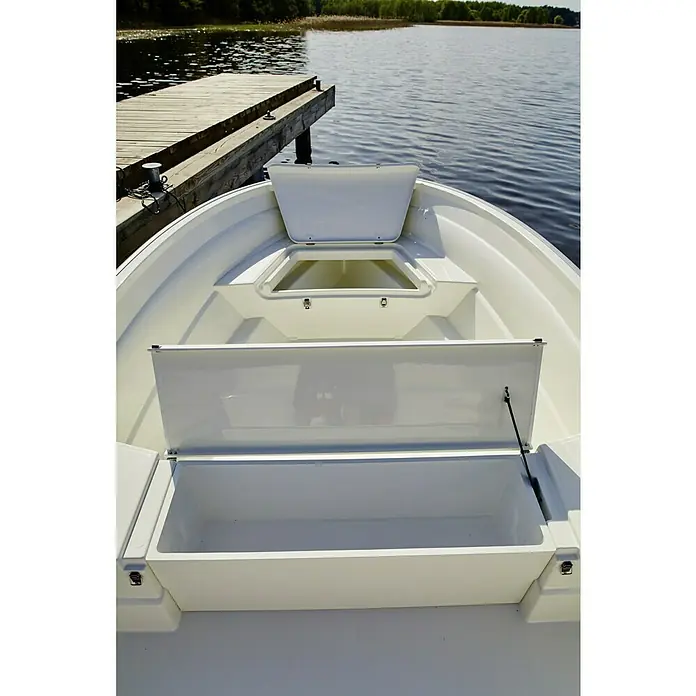 PEGAZUS GFK-Boot 450 Basic - Ohne Motor, Geeignet für: Max. 5 Personen, CE-Klasse C - Innenansicht eines weißen Bootes mit offenen Staufächern, ideal für Angelausflüge und entspannte Stunden auf dem Wasser.