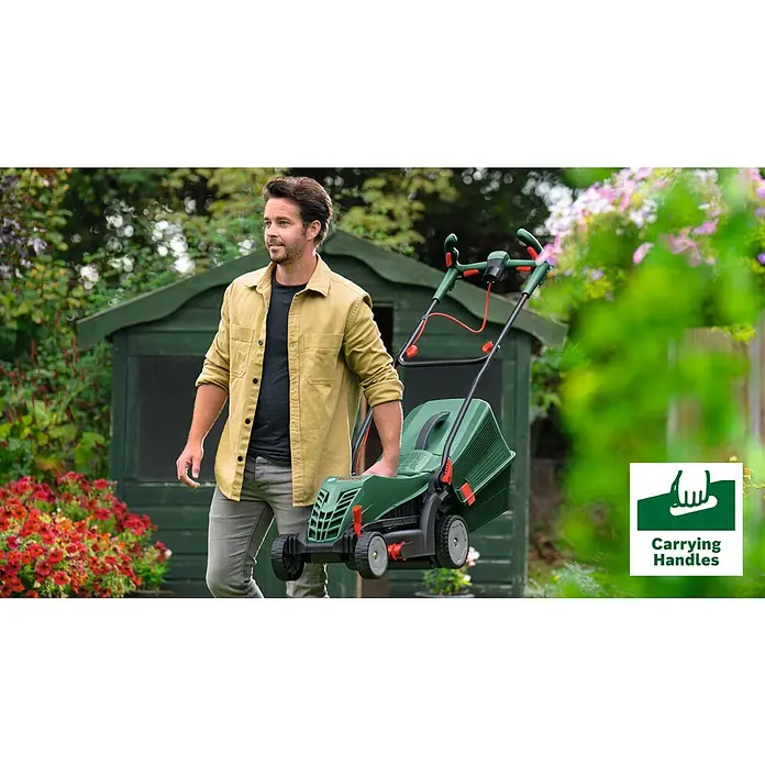 Bosch Universal Elektro-Rasenmäher UniversalRotak 34-405 - 1.300 W, Schnittbreite: 340 mm - Ein Mann trägt einen Bosch Rasenmäher vor einem grünen Gartenschuppen, im Vordergrund das Symbol für Tragegriffe.