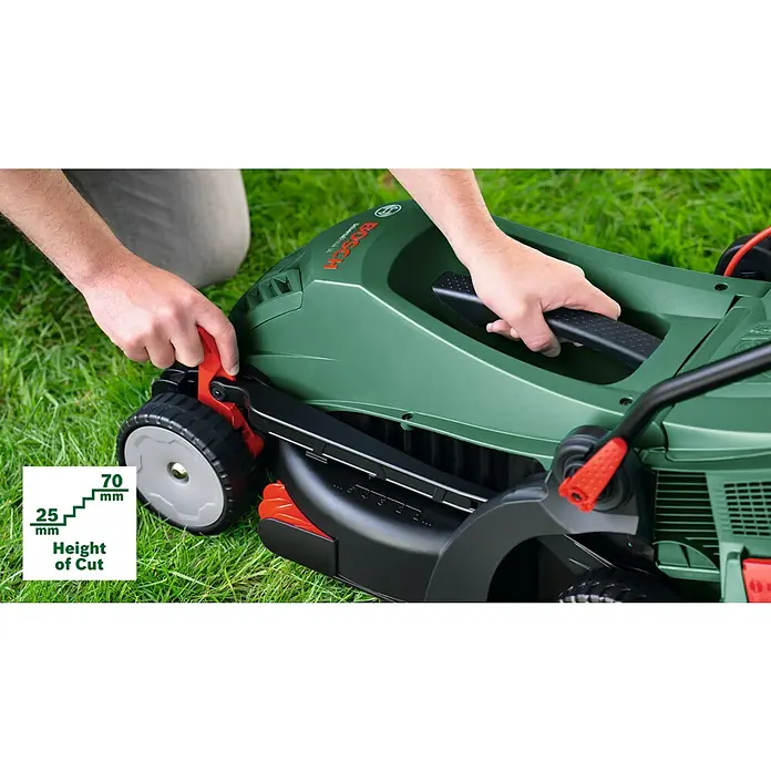 Bosch Universal Elektro-Rasenmäher UniversalRotak 34-405 - 1.300 W, Schnittbreite: 340 mm - Ein grüner Bosch Rasenmäher wird auf einer Wiese von zwei Händen bedient. Die Schnitthöhe kann zwischen 25 und 70 mm verstellt werden.