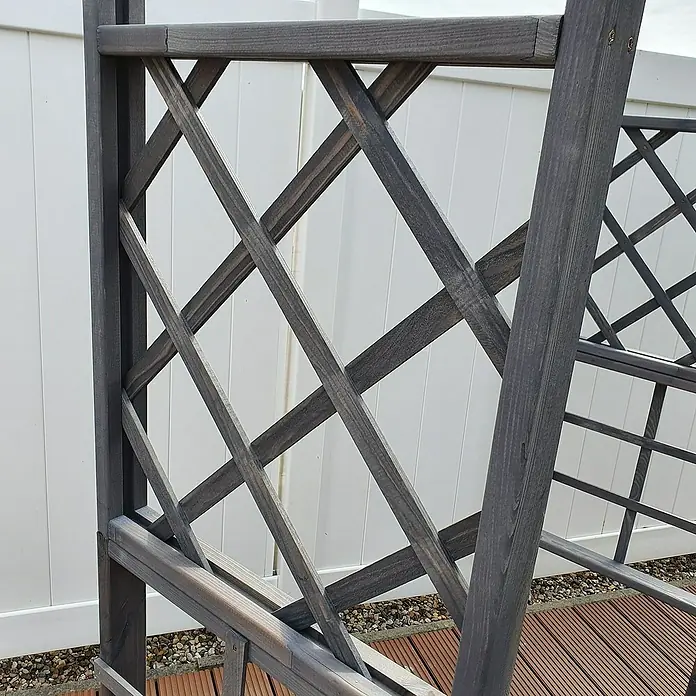 Promadino Pergola Ben - 60 x 200 x 210 cm, Grau, Holz - Detailaufnahme eines grauen Holzbogens mit filigranem Gittermuster, der Struktur und Eleganz in jeden Garten bringt. Das dekorative Element wertet Außenbereiche auf.